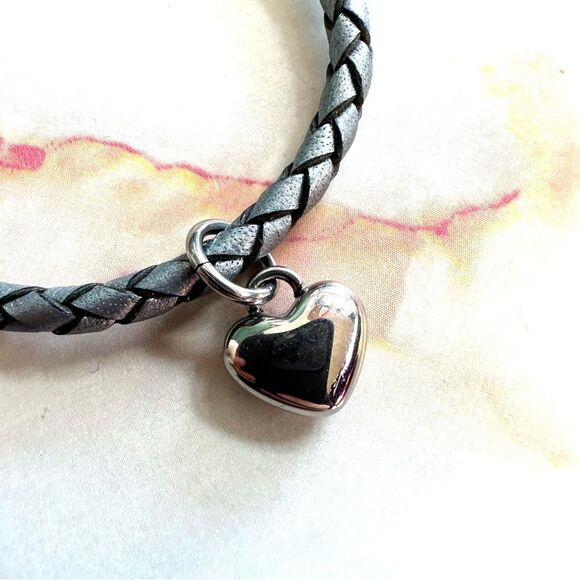 Grey heart charm bracelet - Picture 3 of 9